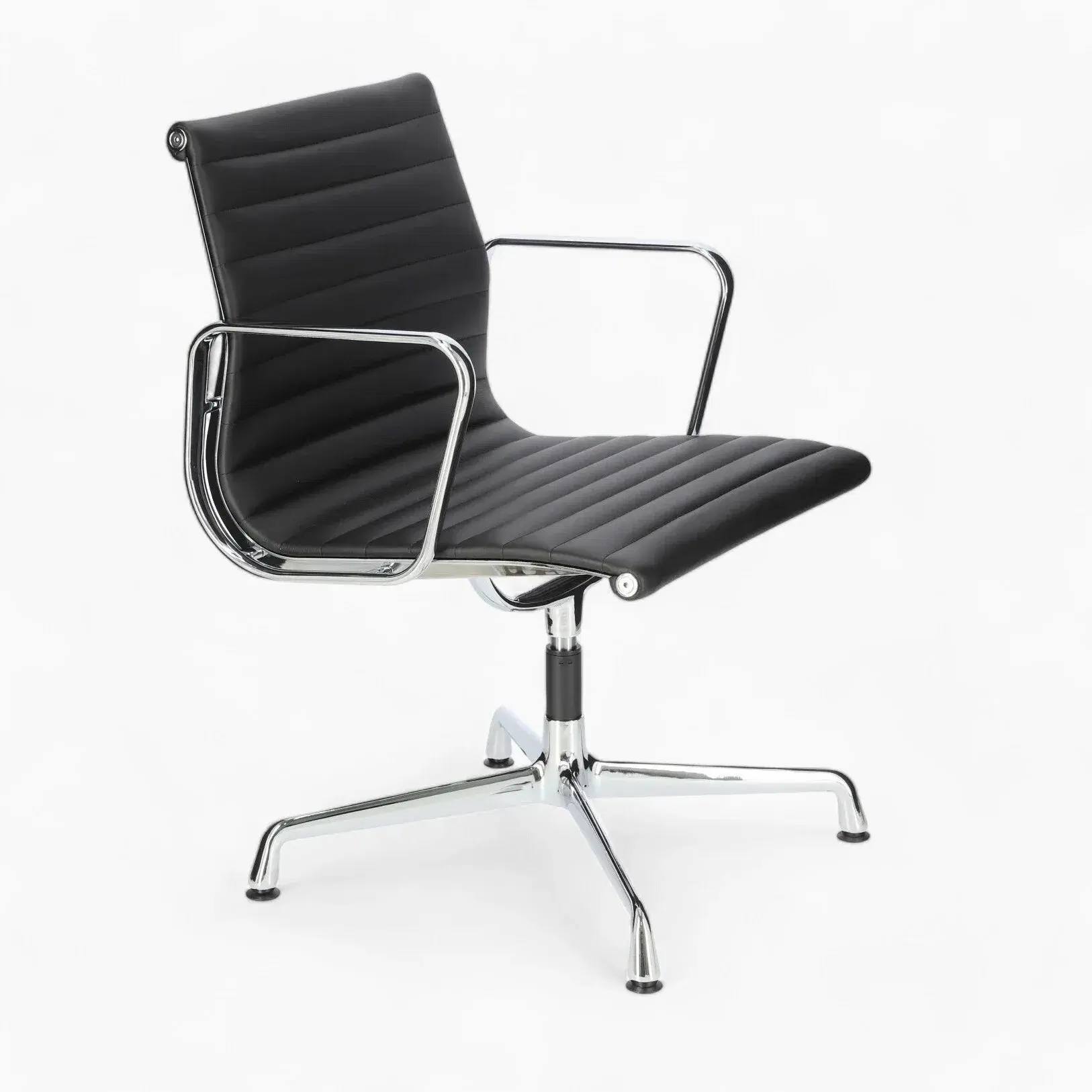 Eames Aluminum Group Side Chair – With Arms Replica